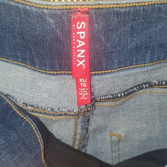0608 Spanx Distressed Denim Skinny Jeans - Picture 5 of 8